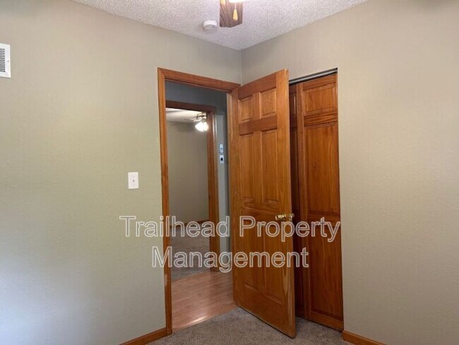 Building Photo - 401 SW Stoney Brook Ln