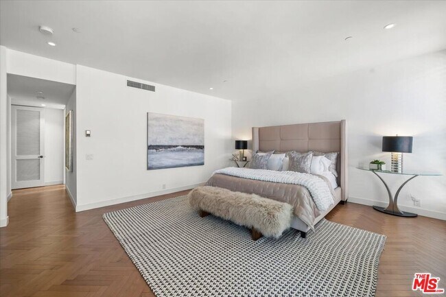 Building Photo - 300 N Swall Dr