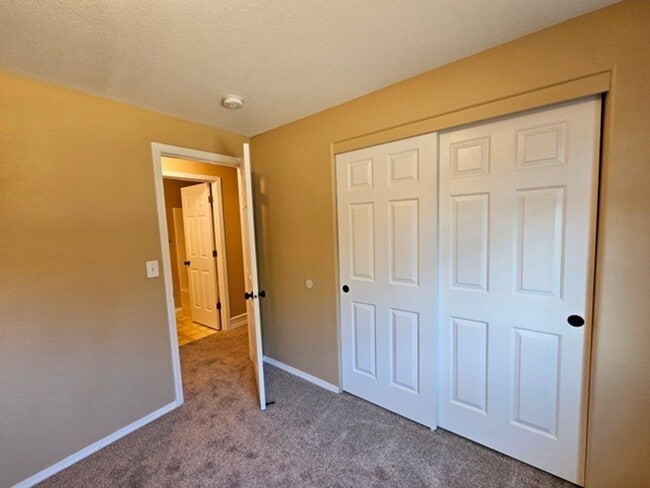 Building Photo - 3Bd/2Ba Single Story Home-Available to View!