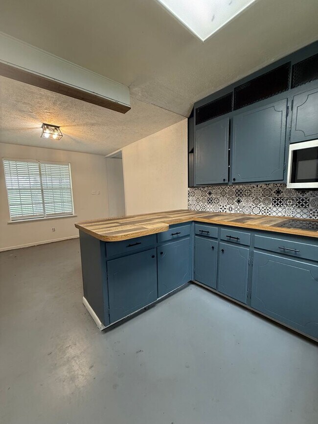 Building Photo - COMING SOON 4/2 with Acreage & BONUS SPACE