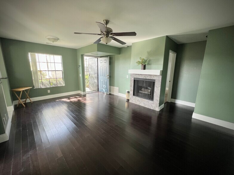 Livingroom with fireplace - 10341 Azuaga St