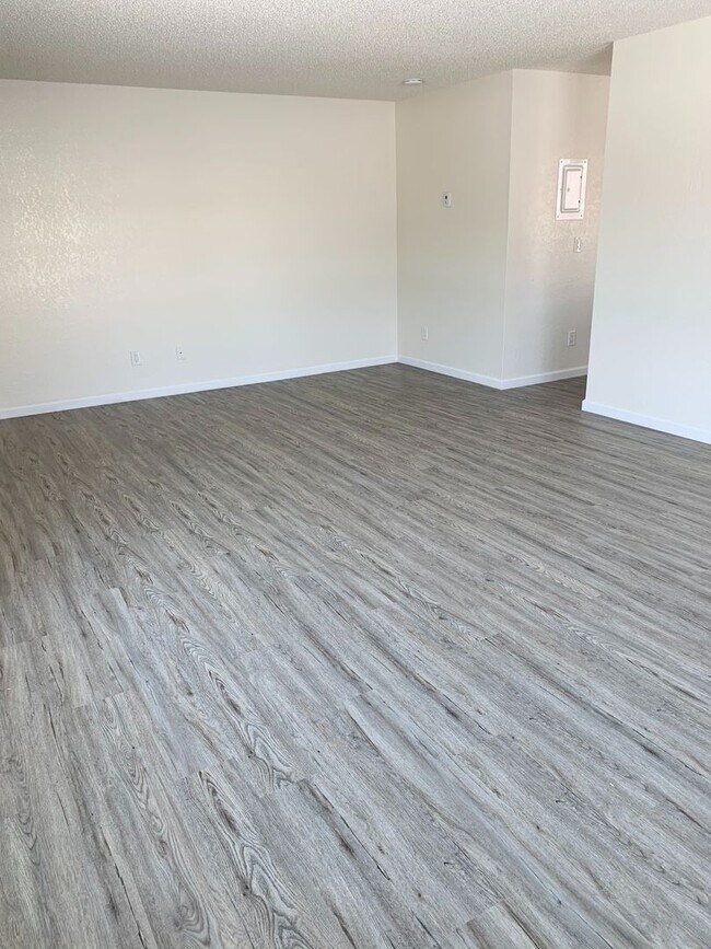 Building Photo - 6900