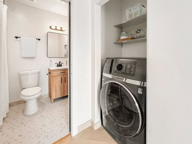 Building Photo - Modern 1 Bed / 1 Bath in a Gorgeous Neighb...