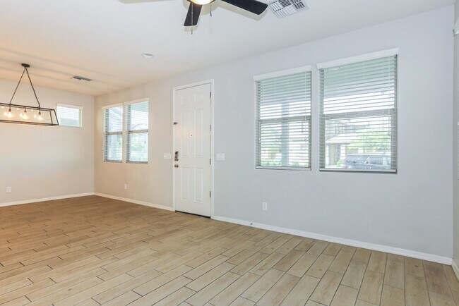 Building Photo - 3710 E Robert St