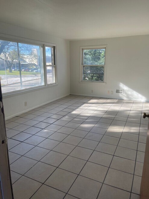 Building Photo - 6520-6522-6522 W Carmen Ave