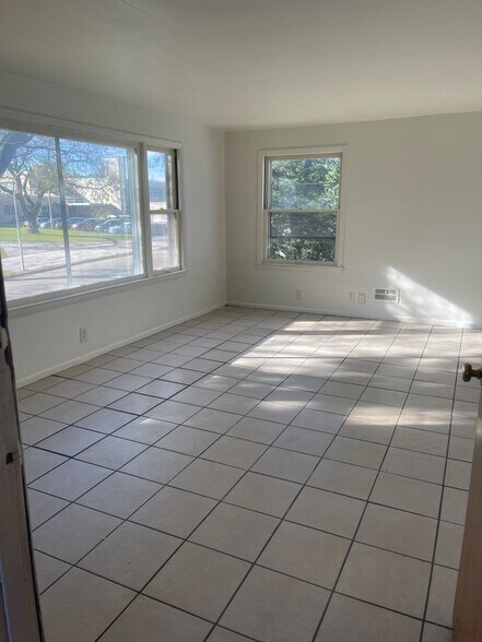 Primary Photo - 6520-6522 W Carmen Ave.