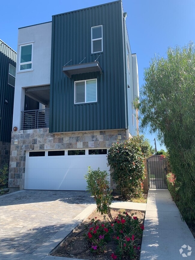 Building Photo - Modern 3 Bed/ 4 Bath, Detached, Private Dr...