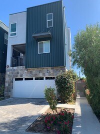 Building Photo - Modern 3 Bed/ 4 Bath, Detached, Private Dr...