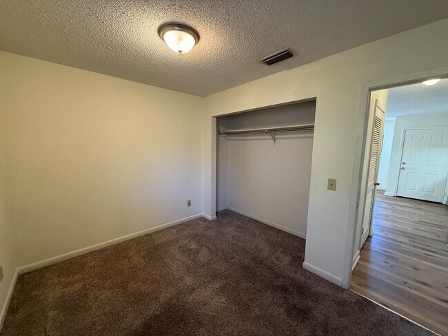 Building Photo - Adorable 1 Bedroom 1 Bathroom Apartment