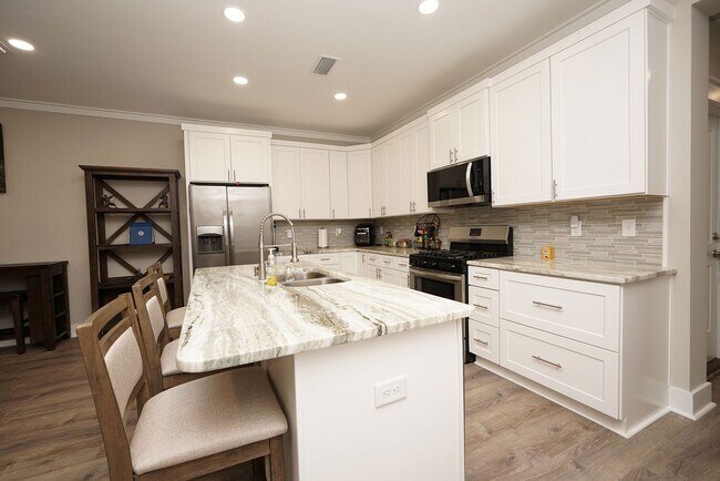 Building Photo - Newer Townhome Conveniently Located Near E...