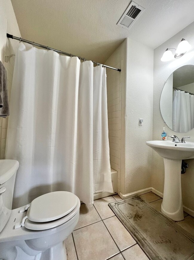 Building Photo - Beautiful Condo in South Fort Collins
