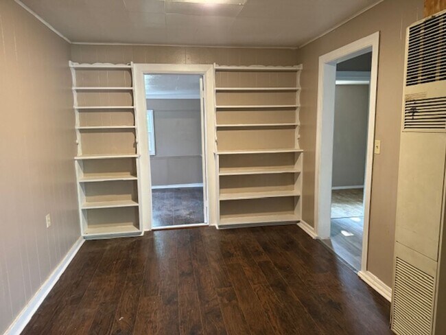 Building Photo - 1615 S Oak Ave