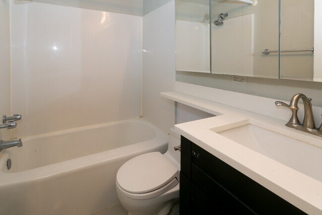 Building Photo - 448 W Wellington Ave