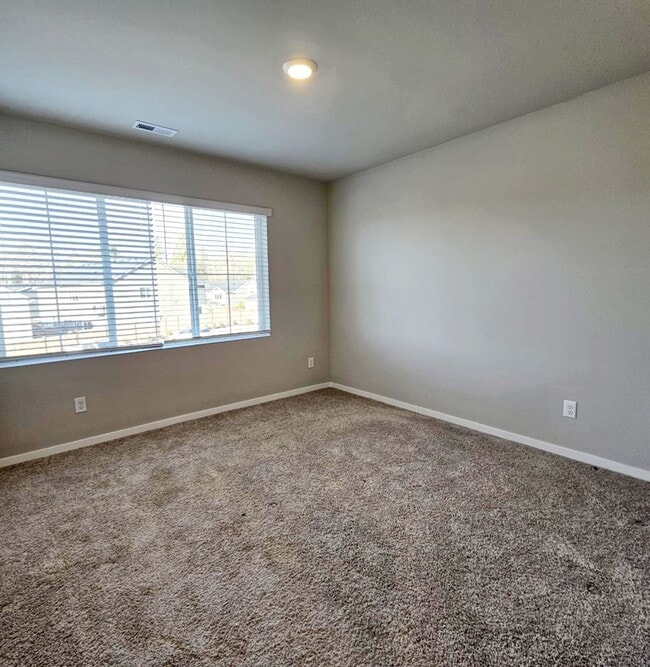 Building Photo - Immaculate and spacious 3 bed townhouse in convenient CK location
