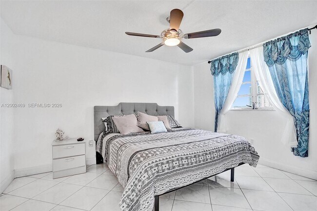 Building Photo - 2999 Point E Dr