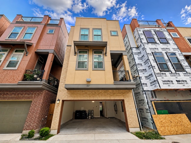 Building Photo - City Living with Skyline Views!