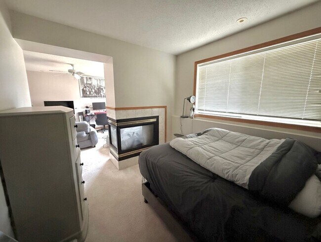 Building Photo - Great 2 Bedroom Townhome in Prime Apple Valley Location!   W’Finished Basement