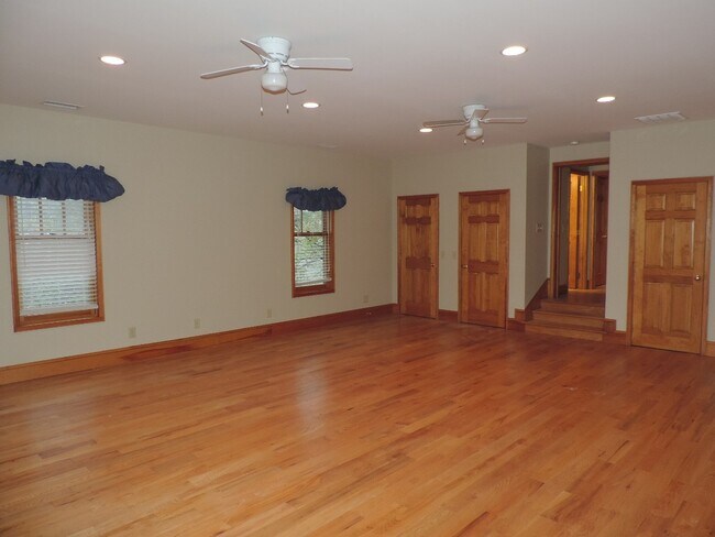 Building Photo - Luxurious 2bd Condo in Downtown Blowing Rock!
