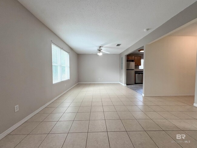 Building Photo - 5652 Dee St