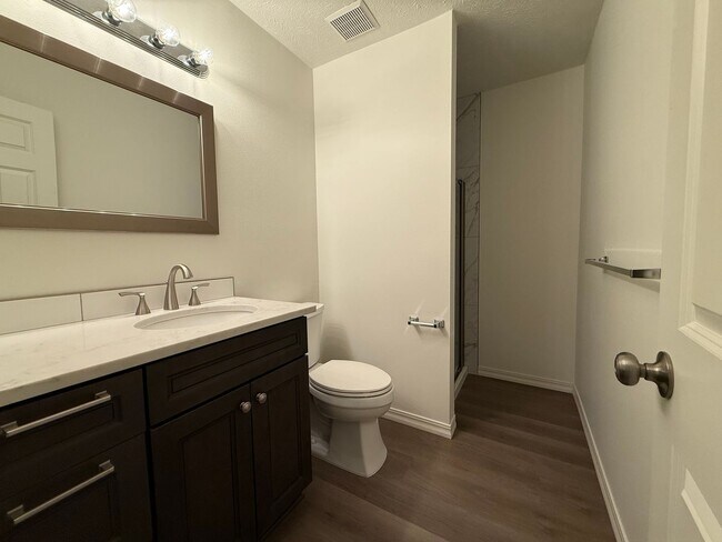 Building Photo - Stunning 3 Bed, 2 Bath Home near Riverside...