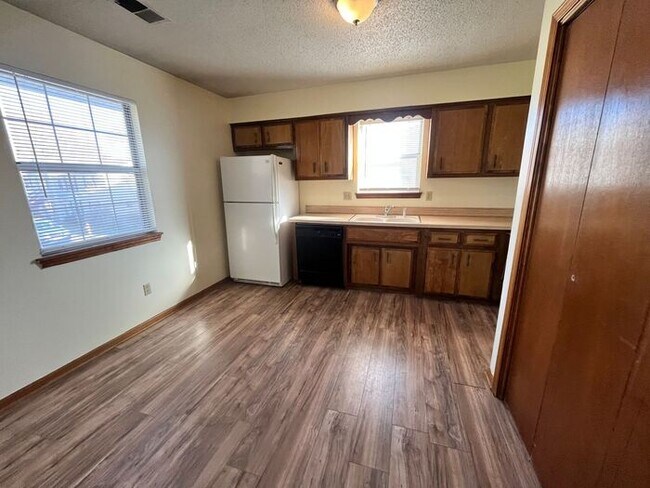 Building Photo - Clean & Ready 2 Bed/1Bath Condo-Northland!