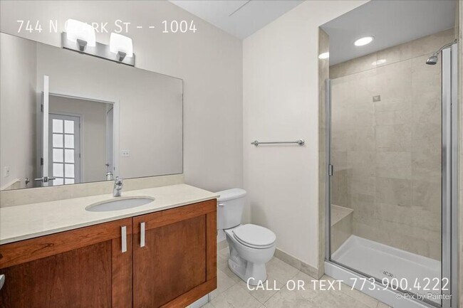 Building Photo - 744 N Clark St