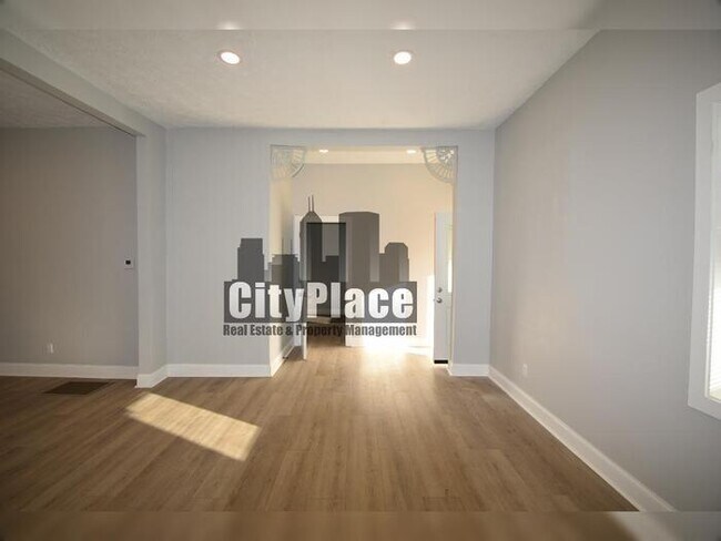 Building Photo - 2224 N Kenwood Ave