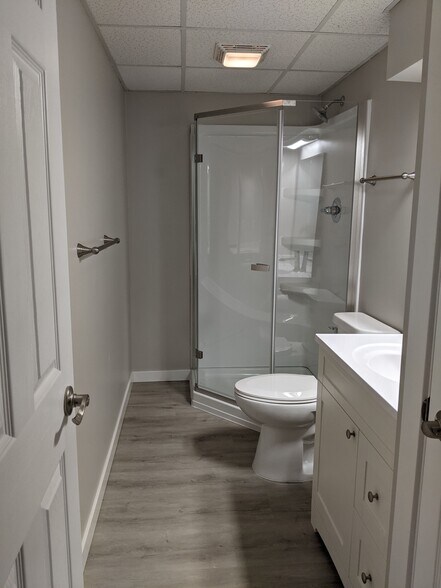 Lower level bath - 3552 Independence Ave N