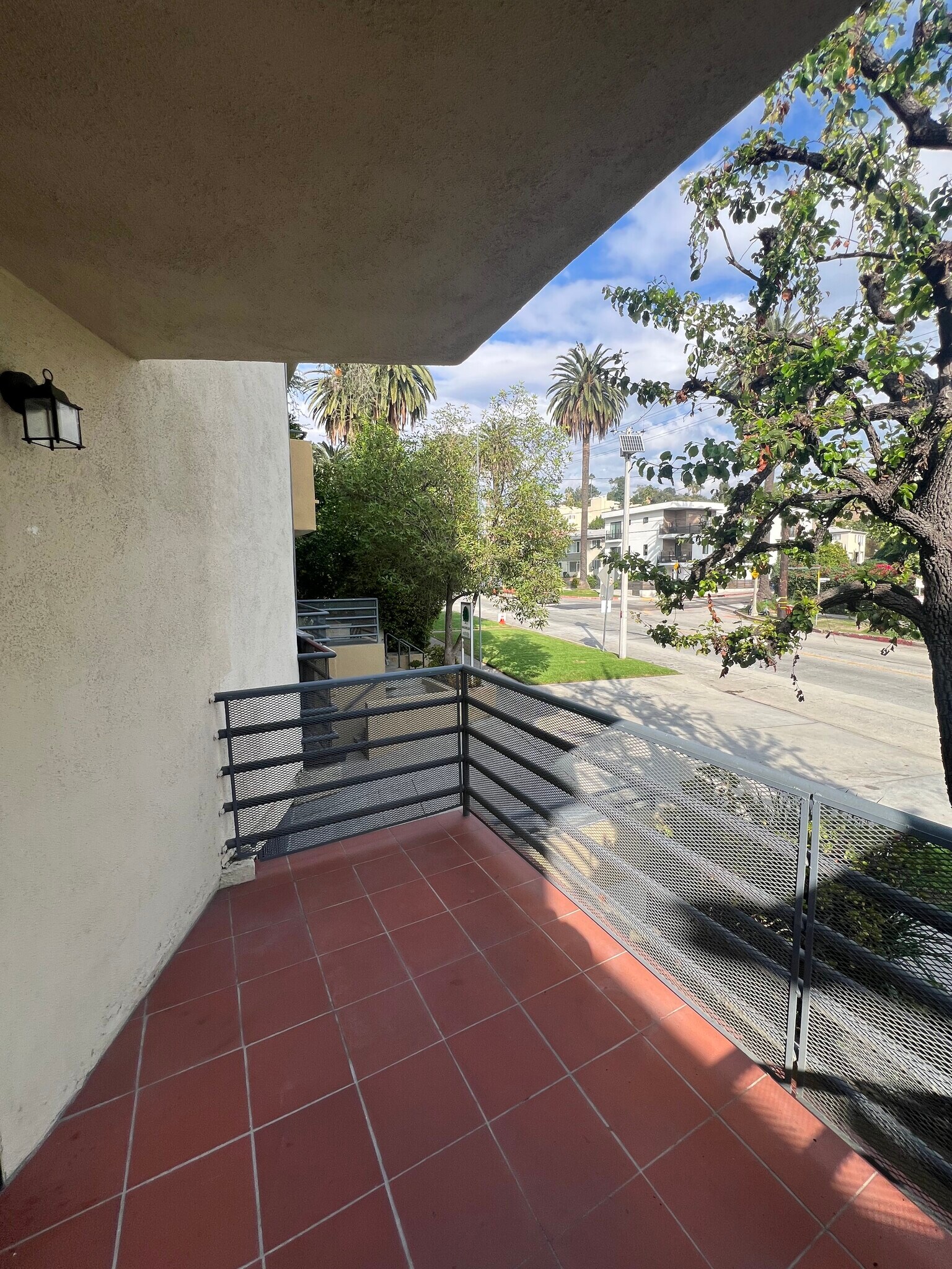 Building Photo - 2107 N Beachwood Dr