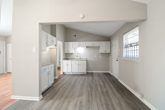 Building Photo - Renovated Rental in Westwood