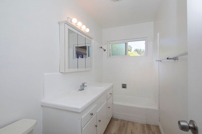 Building Photo - Large 2bd/1ba in Charming Complex