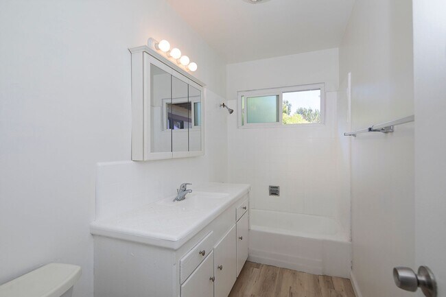 Building Photo - *OPEN HOUSE: 5/10 9-11AM* Large 2bd/1ba in...