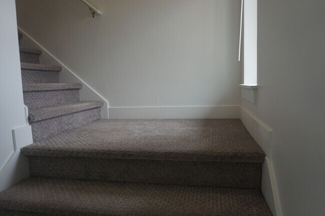 Building Photo - Layton Townhome 3 Bed 2.5 Bath