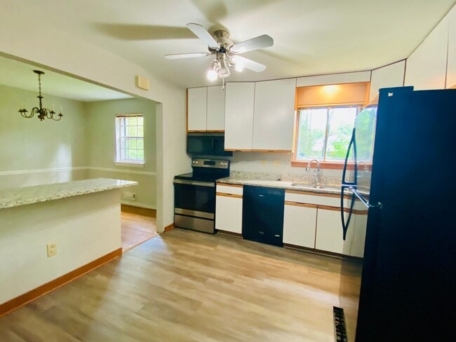 Building Photo - Beautiful and Spacious 4bdrm/2.5bth Tri-Le...