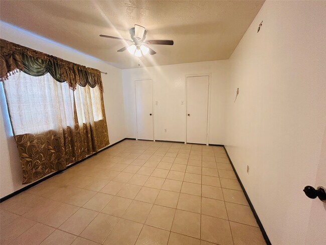 Building Photo - 10502 Long River Dr