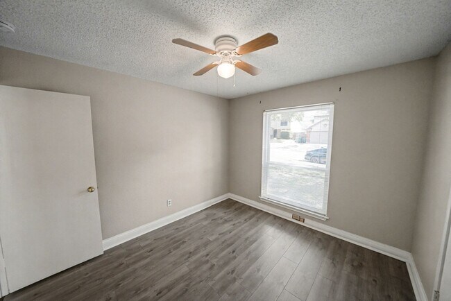 Building Photo - Great Home Near Randolph AFB - Realtor Com...