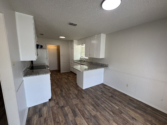 Building Photo - Two bedroom 1 bath with great space on qui...