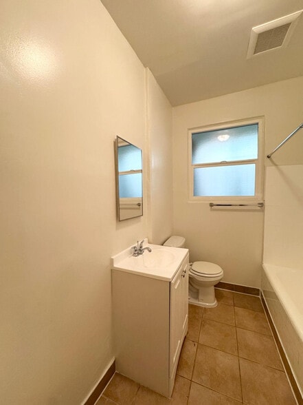 Building Photo - 636 N Plymouth Blvd