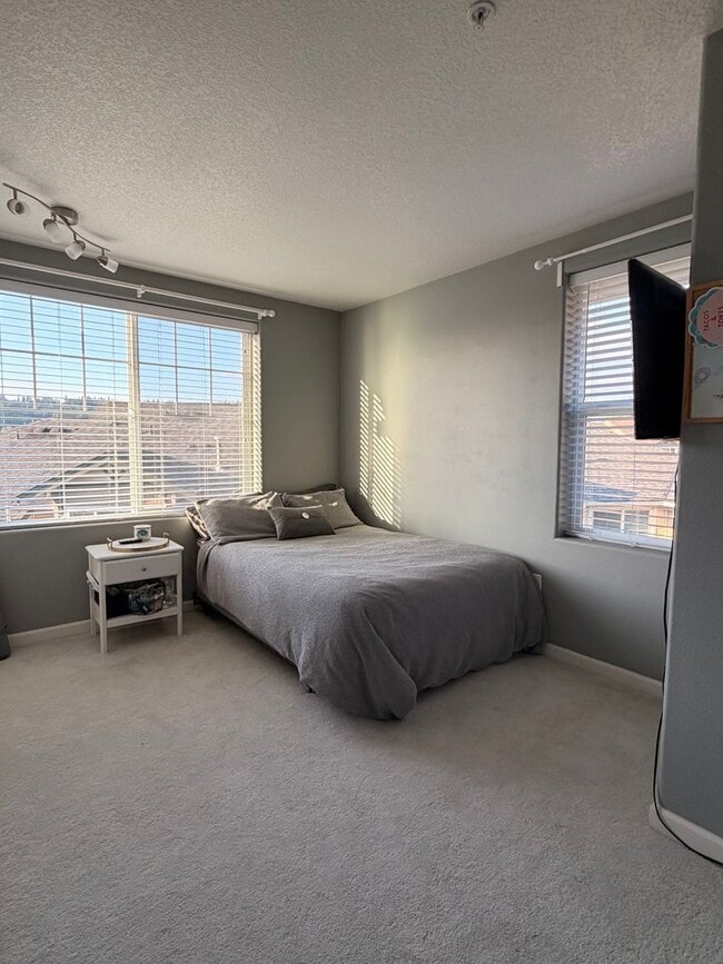 Building Photo - Beautifully updated end-unit townhome just one block from Progress Lake.