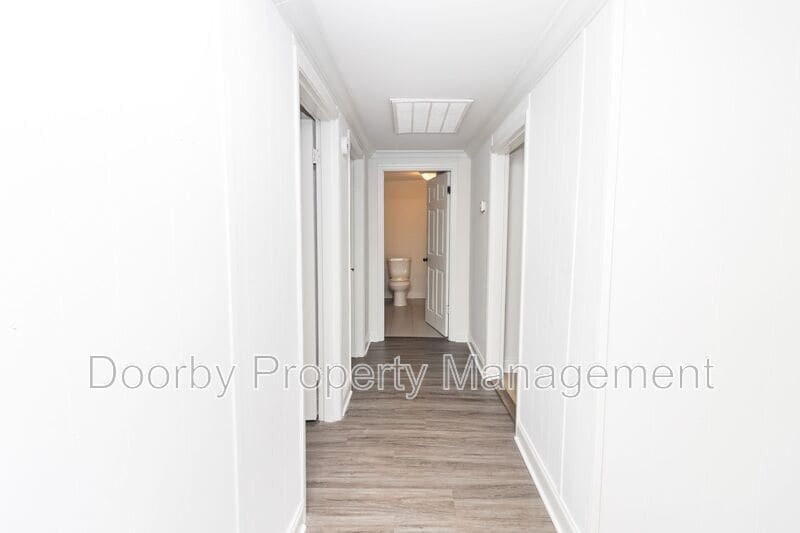 Building Photo - 921 East Ave