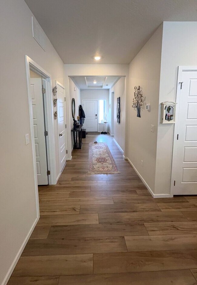 Building Photo - 833 E Burdock Lp