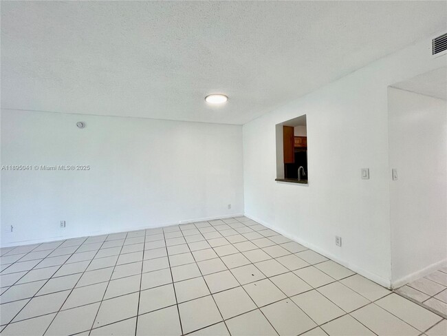 Building Photo - 2209 S Cypress Bend Dr