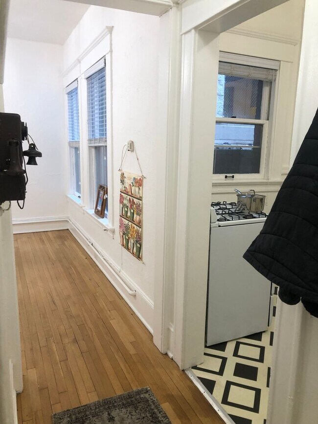 Building Photo - Cute CORNER 1 BR- high ceilings, clawfoot tub, up to 3 pets! One month FREE!