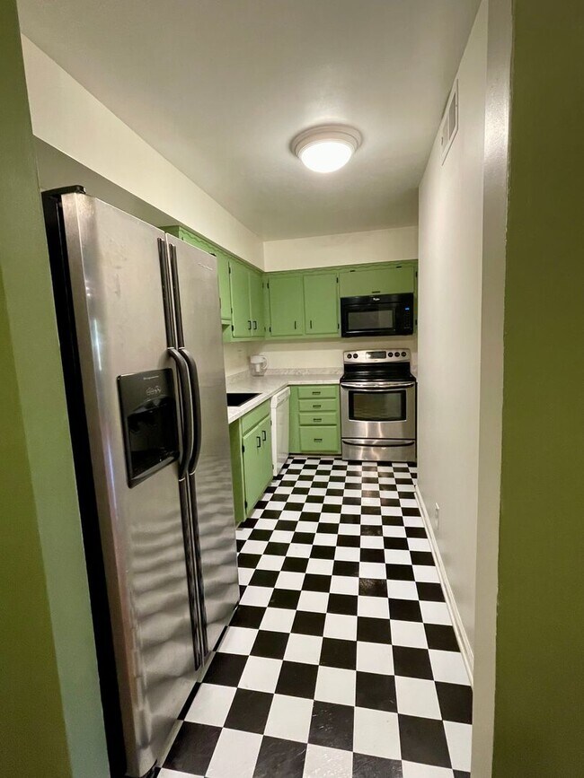 Building Photo - 515 Basswood Ave