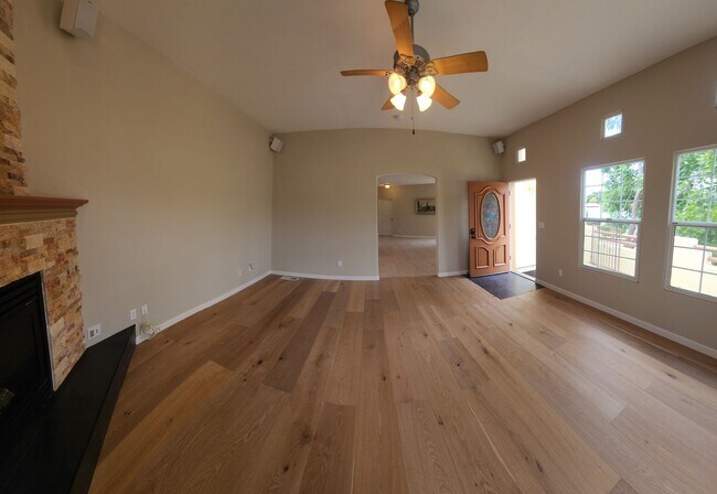 Building Photo - Contemporary Beautiful Spacious 4 bed 3 bath home
