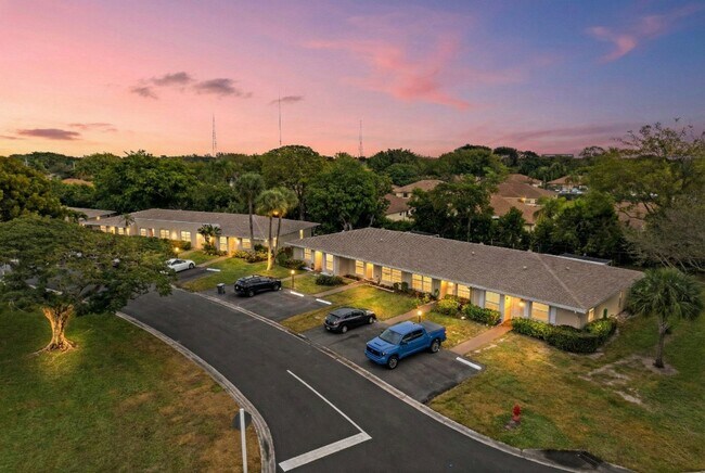 Building Photo - 8555 Bella Vista Dr