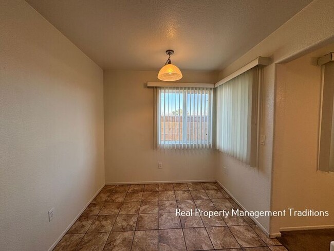 Building Photo - Spacious 4 + 3 Townhouse in Rosamond