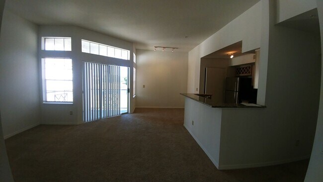 Building Photo - 3rd floor 2bed 2 bath on golf course