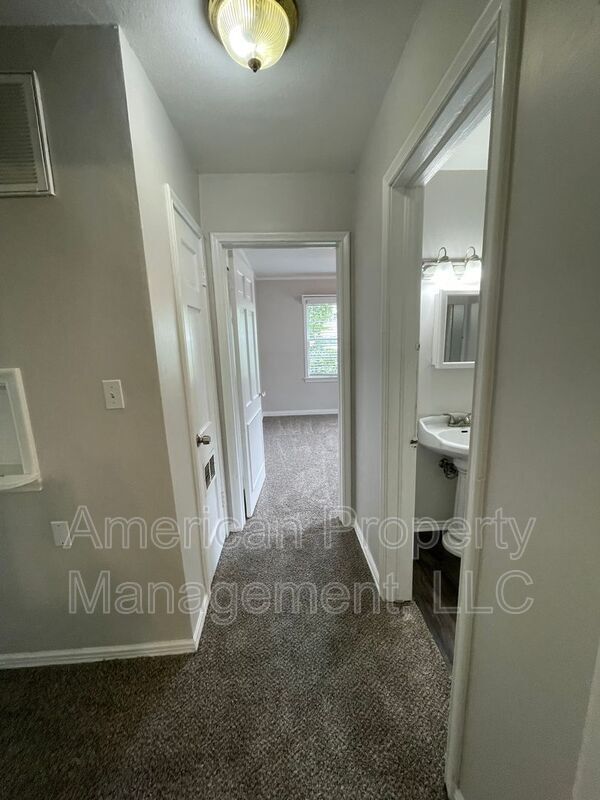 Building Photo - 718 N Gary Pl