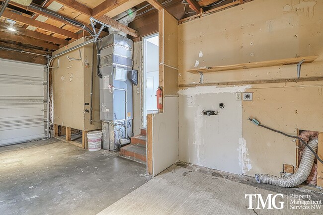 Building Photo - Single-Level 2 Bedroom Home with A/C & Large Backyard